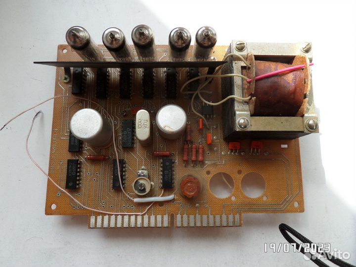 Печатная плата часов с деталями