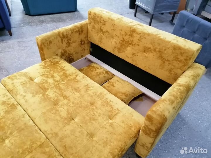 Маленький спальный диван с ящиком на ножках