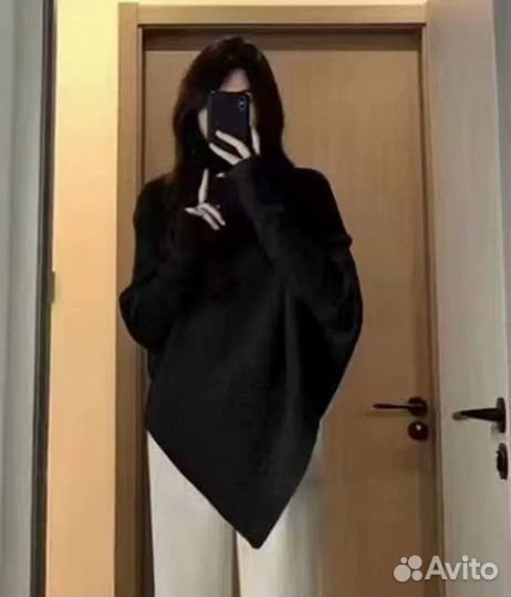 Свитер с треугольным вырезом