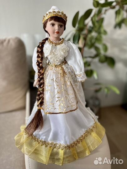 Кукла фарфоровая