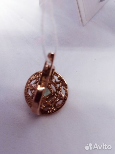 Золотые серьги с камнем