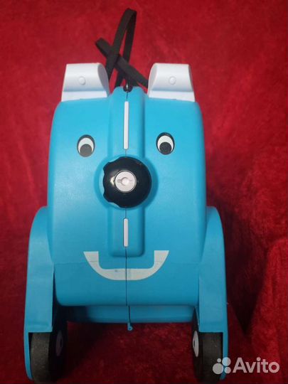 Детский чемодан на колёсиках пластик