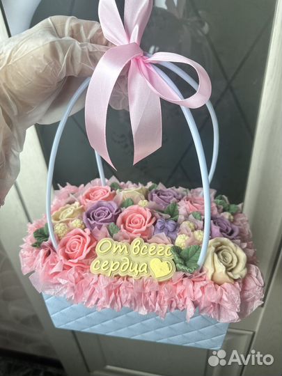 Корзина букет с шоколадными цветами