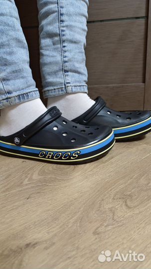 Резиновые crocs шляпах