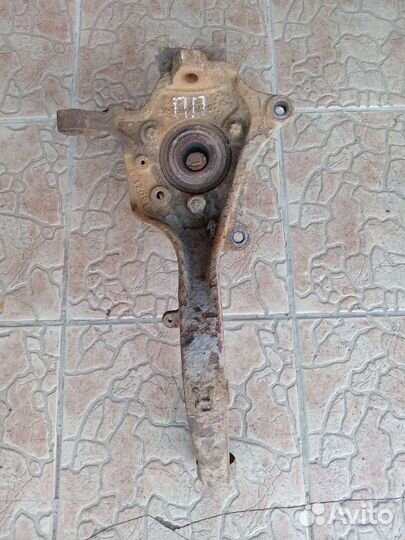 Кулак поворотный правый на додж статус 2003г