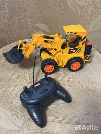 Машина грейдер на пульте управления