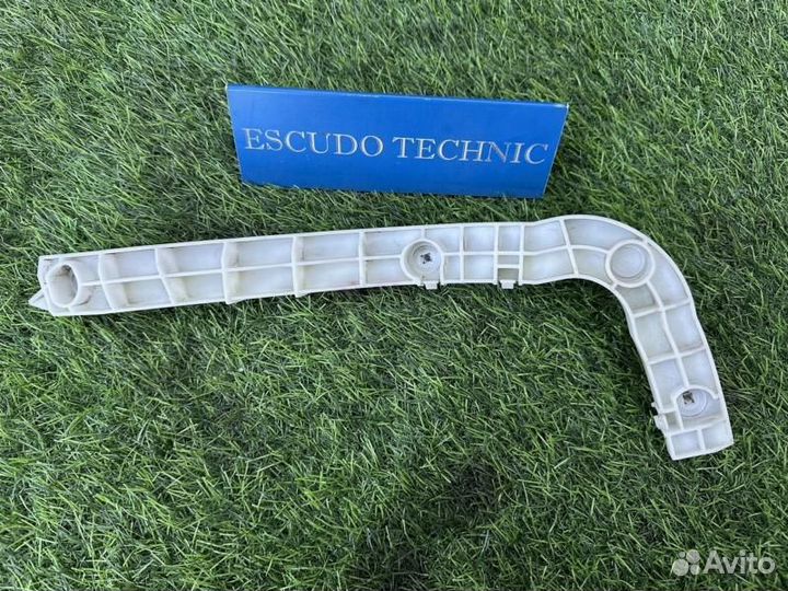 Крепление бампера заднее правое Suzuki