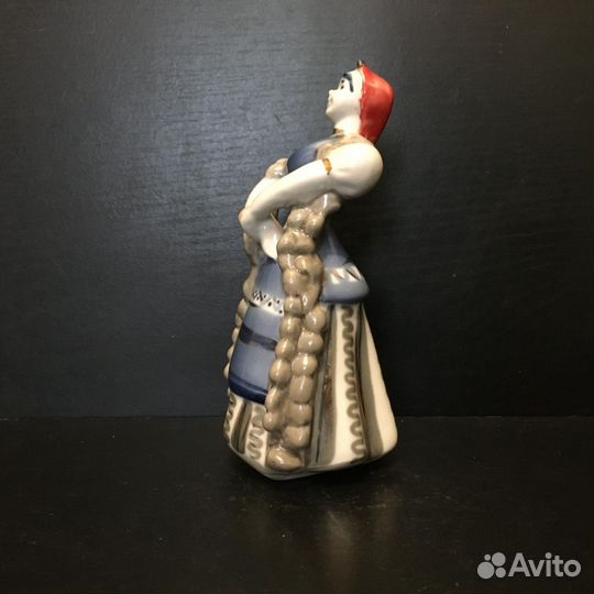 Фарфоровая статуэтка 