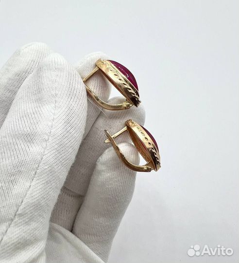 Золотые серьги с английским замком маркиз кабашон