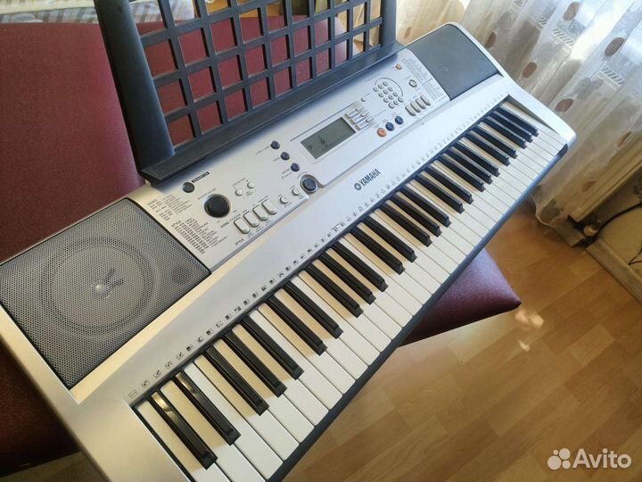 Синтезаторы Yamaha PSR E313 и PSR R300