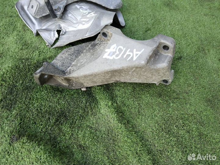 Кронштейн двигателя левый Audi A4 B7