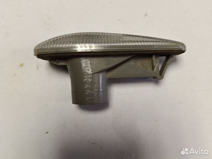 Повторитель на крыло белый для Mitsubishi Carisma