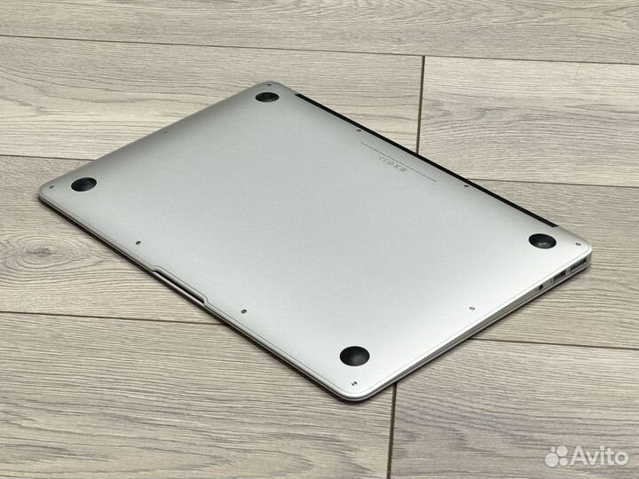 Apple MacBook Air 13-inch (2014) Intel i5 / 128gb