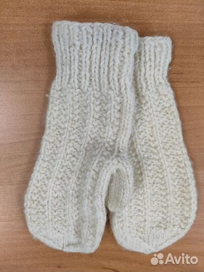 Манишка,варежки на девочку 4-5 лет