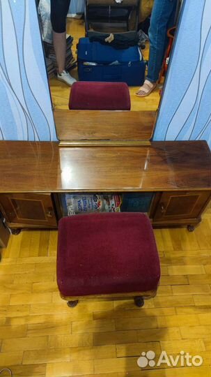 Деревянное трюмо с зеркалом и пуфом