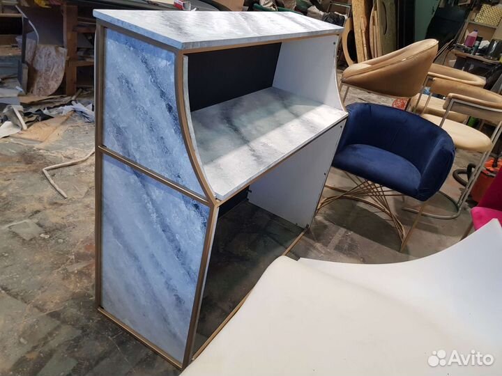 Стойка ресепшн с рисунком под мрамор