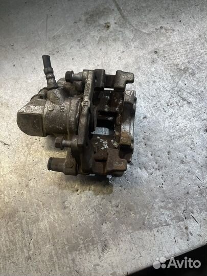 Суппорт задний левый mazda 3 bk