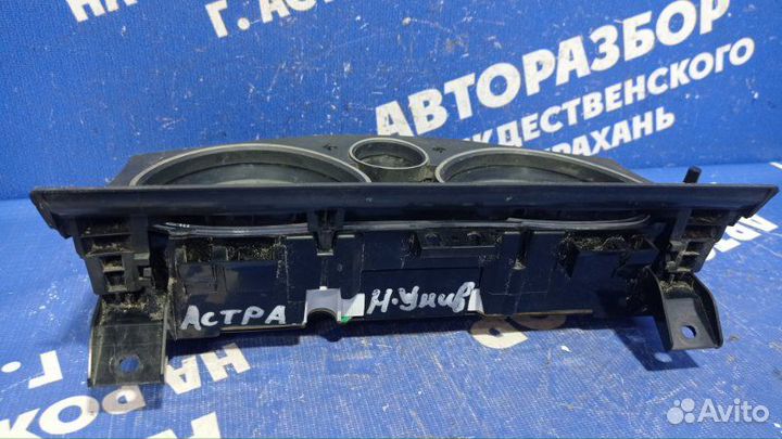 Панель приборов Opel Astra H универсал Z16XER 2011