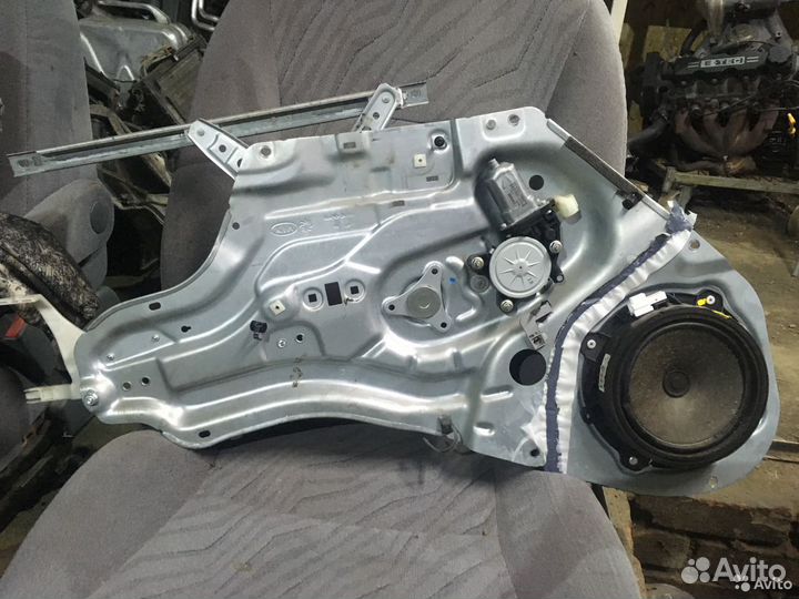 Передний левый стеклоподъемник в сборе Кия Соул