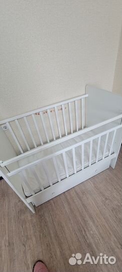 Детская кроватка с маятником и ящиком