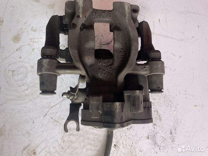 BMW X1 F48 суппорт тормозной задний правый