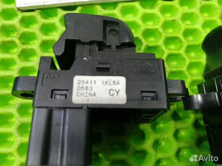 Кнопка заднего стеклоподъемника Nissan Juke F15