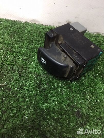 Кнопка стеклоподъемника передняя правая Chevrolet