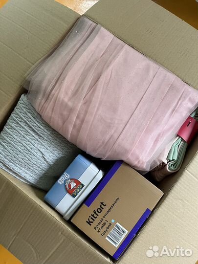 Коробка с одеждой и вещами для дома