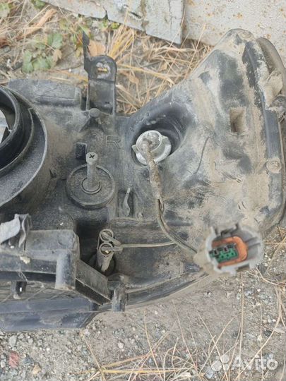 Фара передняя правая Nissan Cube Z10