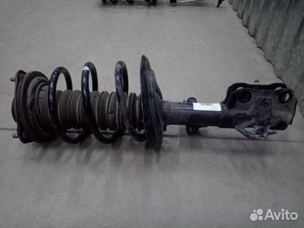 Toyota Camry 70 стойка амортизатора передняя права