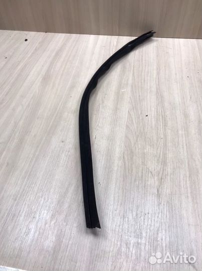 Уплотнительная резинка передняя левая Nissan
