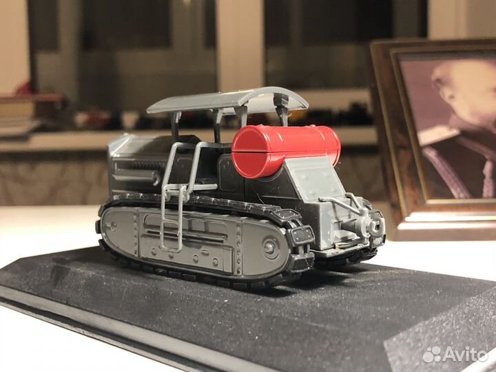 Модель трактора Коммунар