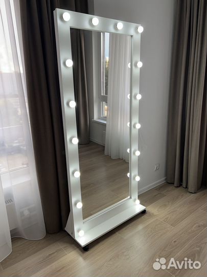 Гримерное зеркало с лампочками