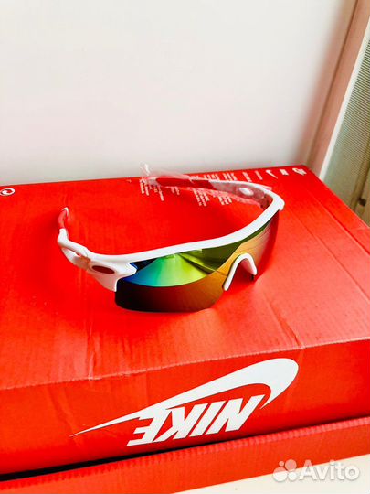 Белые спортивные солнцезащитные очки