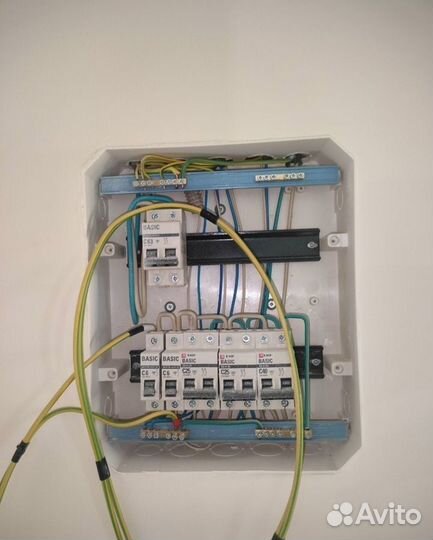 Подключение на опоре электрика штробление