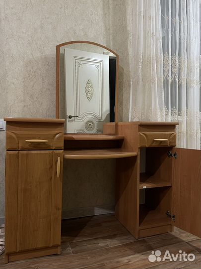 Шкаф и стол с зеркалом