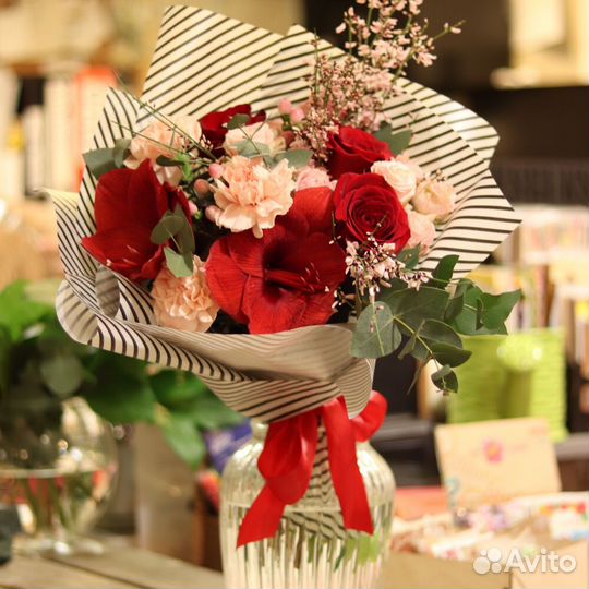 Доставка цветов в шляпных коробках и букеты