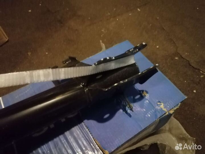 Амортизатор передний правый Nissan Almera N16 00