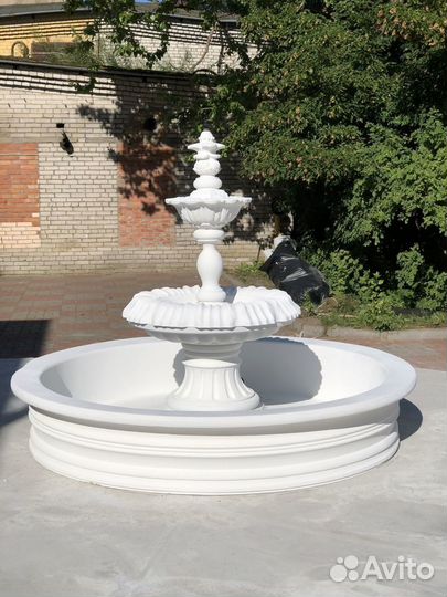 Классический фонтан с чашей