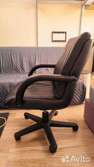 Офисное кожаное кресло