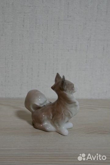 Бронь.Фарфоровая статуэтка Маленькая собачка 7 см