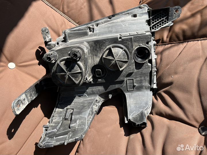 Правая фара для Chevrolet Tahoe 4 (левая продана)