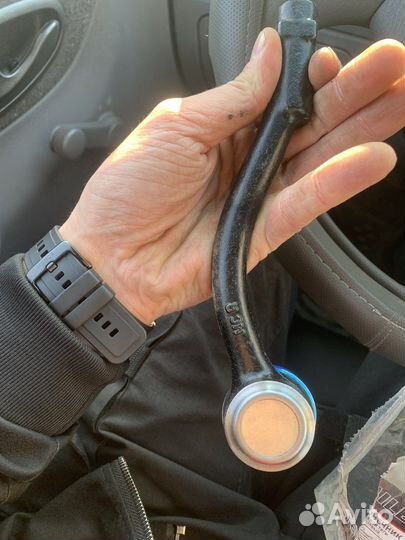 Правый рулевой наконечник на Kia Rio ll 05