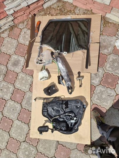 Задние левое стекло