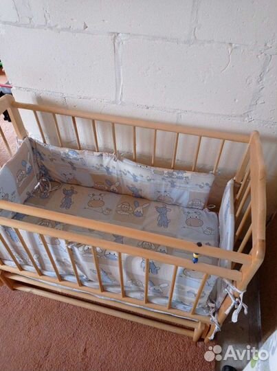Детская кроватка с маятником, матрасом, бортиками