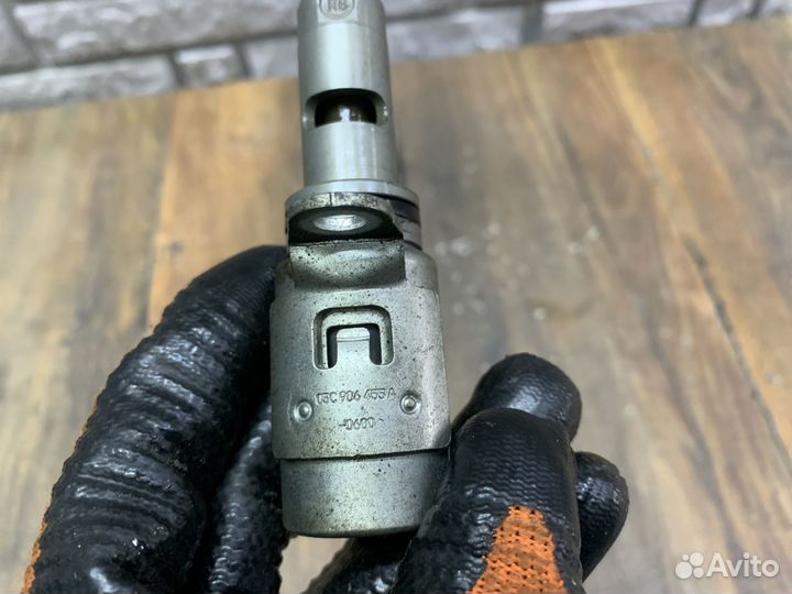 VW Passat B7 Клапан электромагн. изменения фаз грм