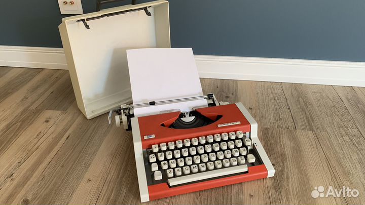Старая печатная машинка механическая из СССР