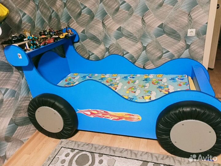Детская кровать машинка с матрасом бу