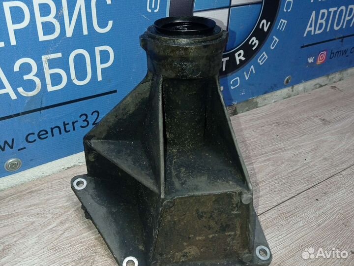 Кронштейн правого привода на BMW X5 Е53