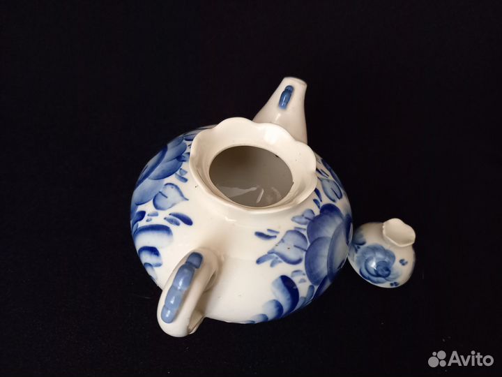 Заварочный чайник и вазочка